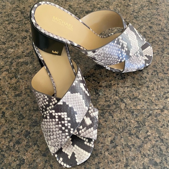 Michael Kors size 6.5 slide sandals - Picture 6 of 7